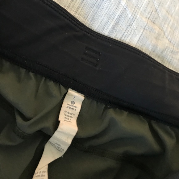 Men’s Lululemon short - Picture 5 of 6